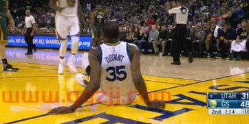 库里和杜兰特拥抱图文描写(库里抱杜兰特大腿)